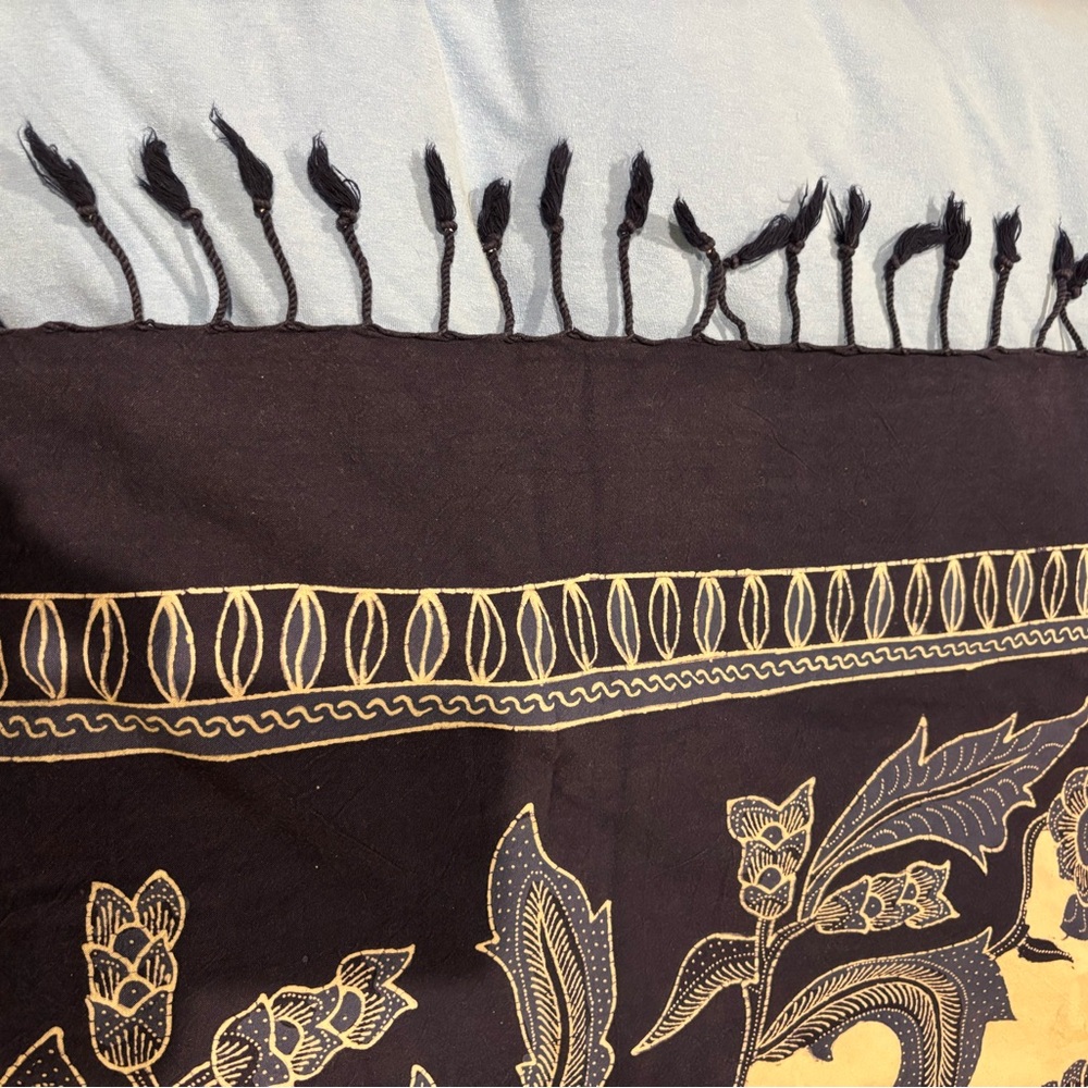 Blue and White Tablecloth - intricate design - Picture 2 of 10